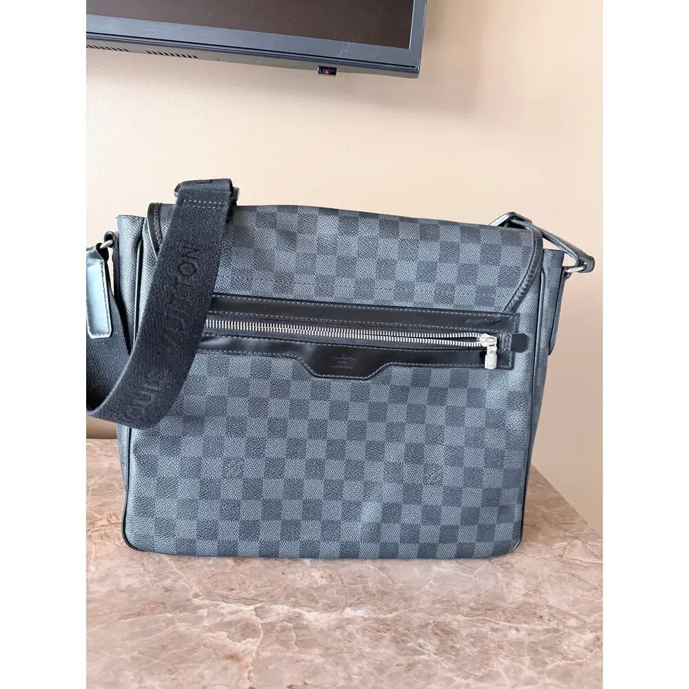 $1590 Louis Vuitton Daniel Messenger Bag Damier Graphite MM